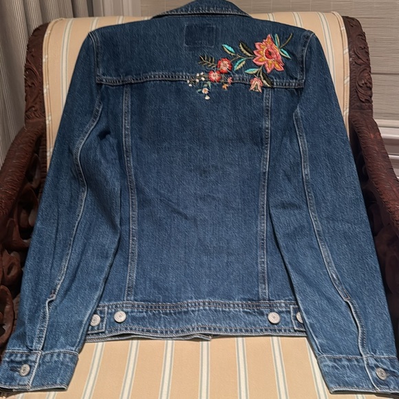 OLD NAVY FLORAL EMBROIDERED DENIM JACKET IN MEDIUM WASH SIZE MEDIUM - Picture 10 of 14